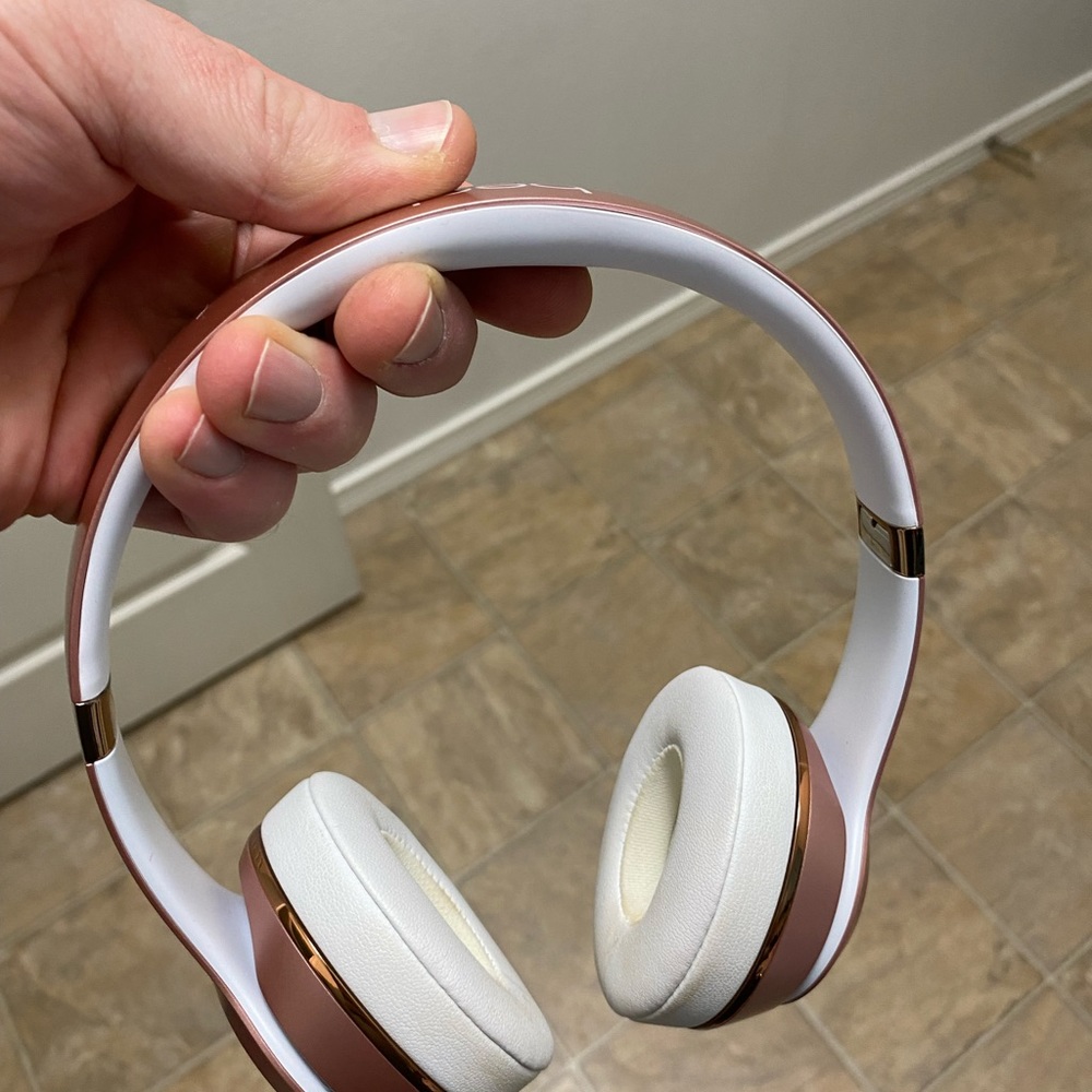 Rose Gold Beats Solo 3 Wireless Headphones EUC - Picture 2 of 7